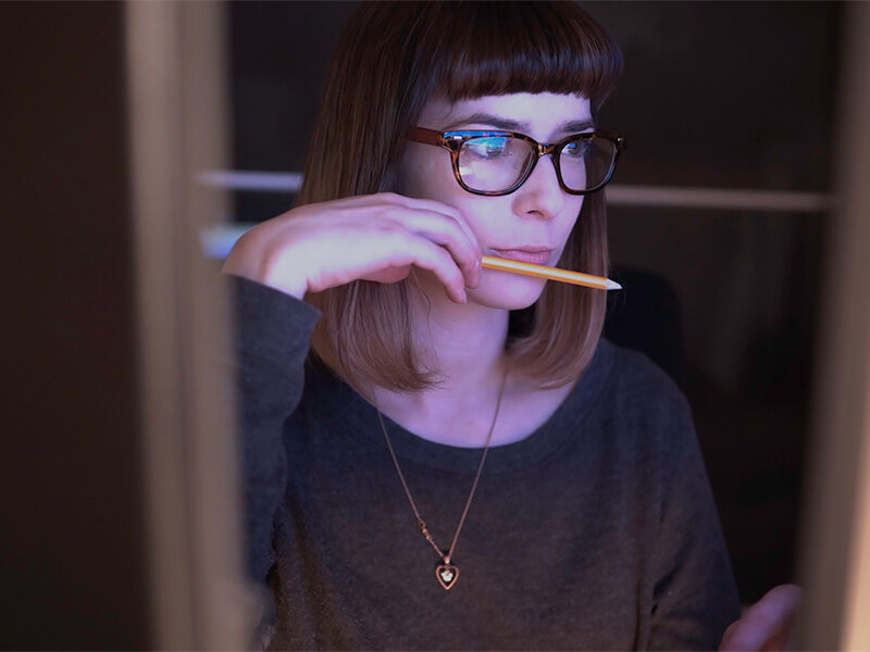 Young woman focused in front of the computer.